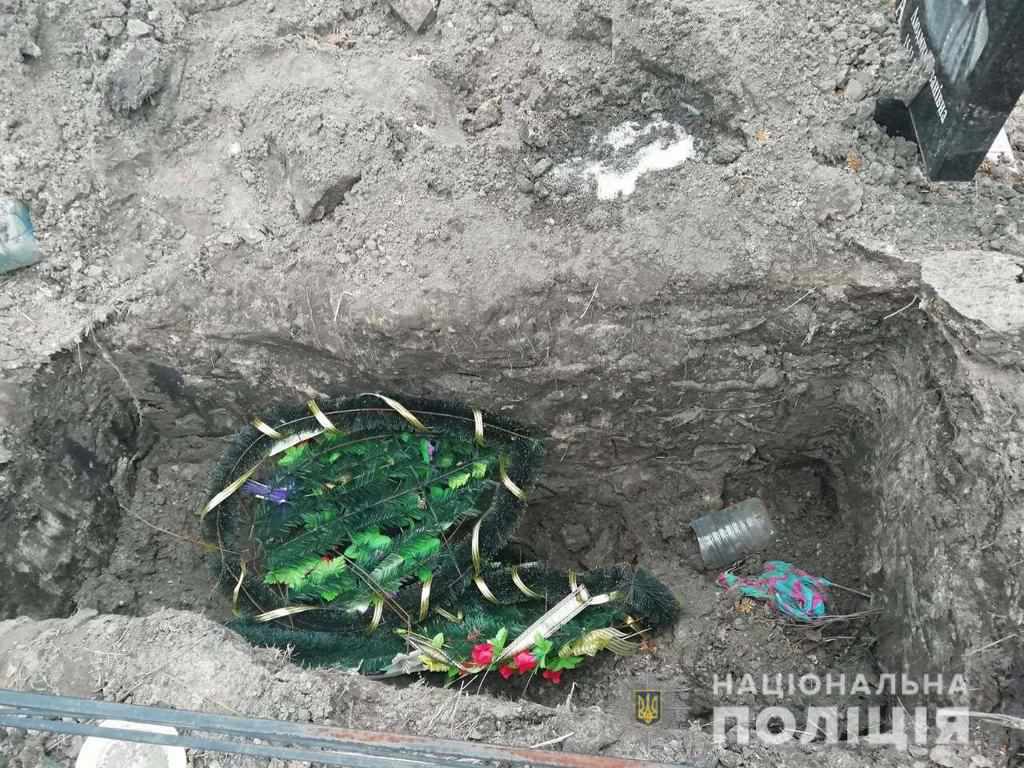На Полтавщині чоловік розкопав могилу родички, щоб забрати прикраси
