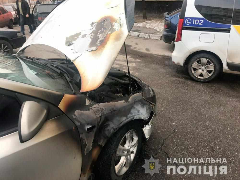 Поліція оголосила грошову винагороду тому, хто допоможе знайти паліїв автівок у Полтаві 