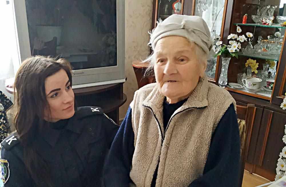 У Полтаві 20-річна курсантка МВС врятувала бабусю, що могла померти посеред власного двору