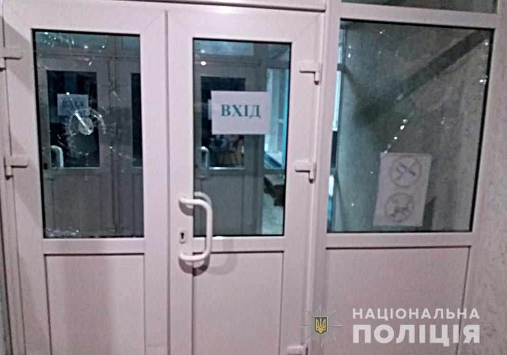 На Полтавщині чоловік побив вікна у школі