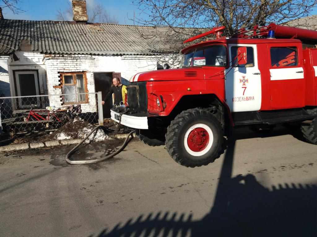Пожежа на Полтавщині: вогнеборці врятували пенсіонерку та маля