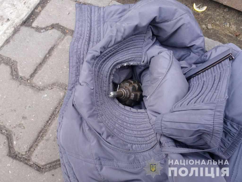 У Полтаві жінка погрожувала перехожим гранатою
