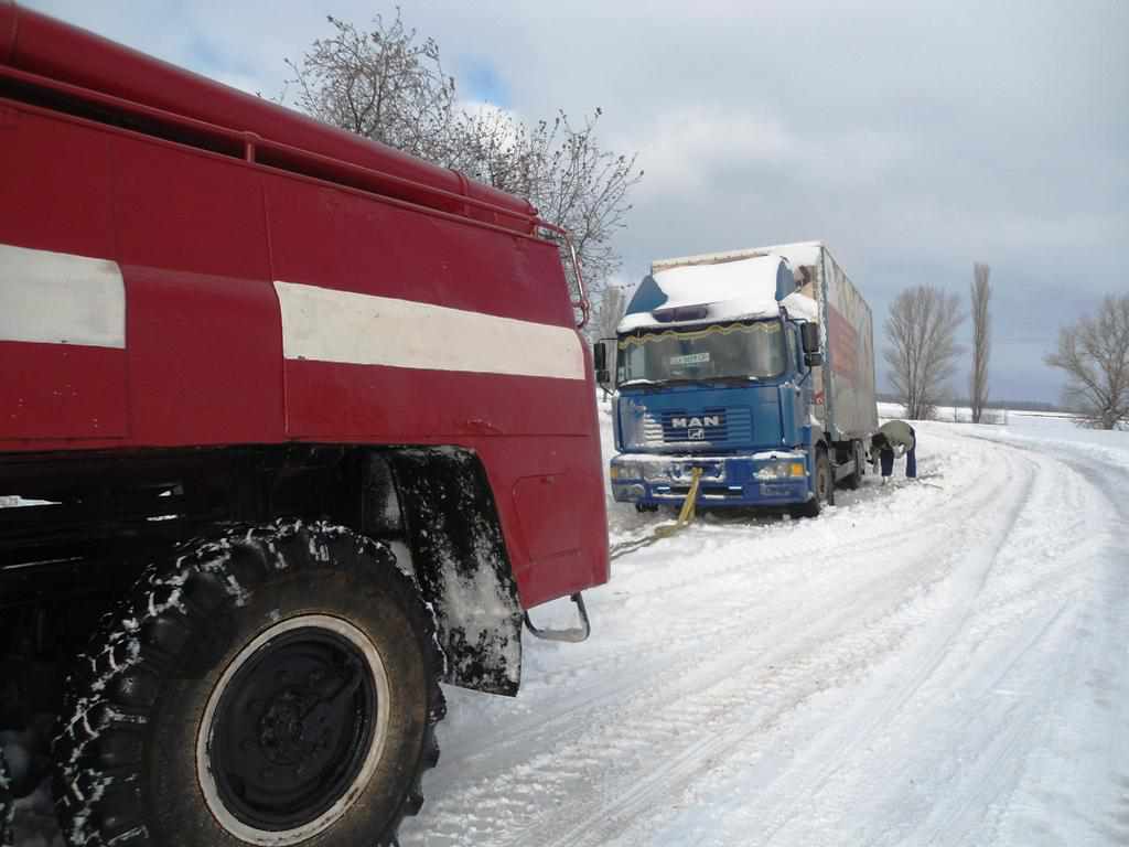 На Полтавщині зі снігових заторів діставали швидку й автобус
