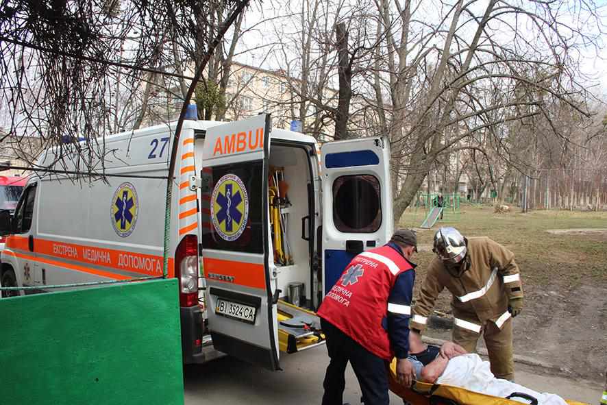 У Полтаві чоловік впав в погріб: знадобилася допомога рятувальників. ВІДЕО