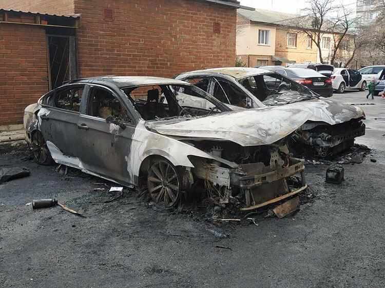 У Полтаві на Ляхова вночі згоріли два автомобілі. ВІДЕО