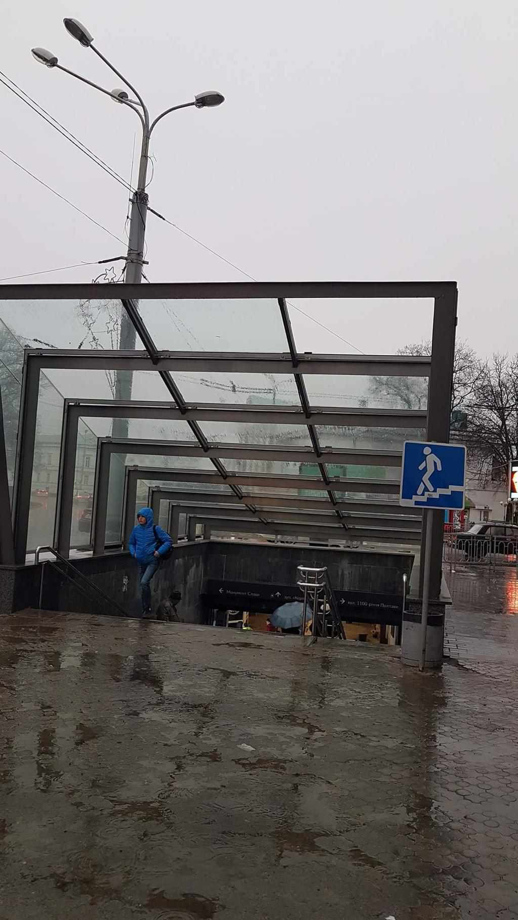 У центрі Полтави новий підземний перехід не витримав дощу з градом. ФОТО 
