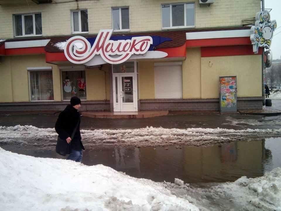 Кучугури не вивозять, зливова каналізація не впорується: полтавці стрибають по каші та калюжах