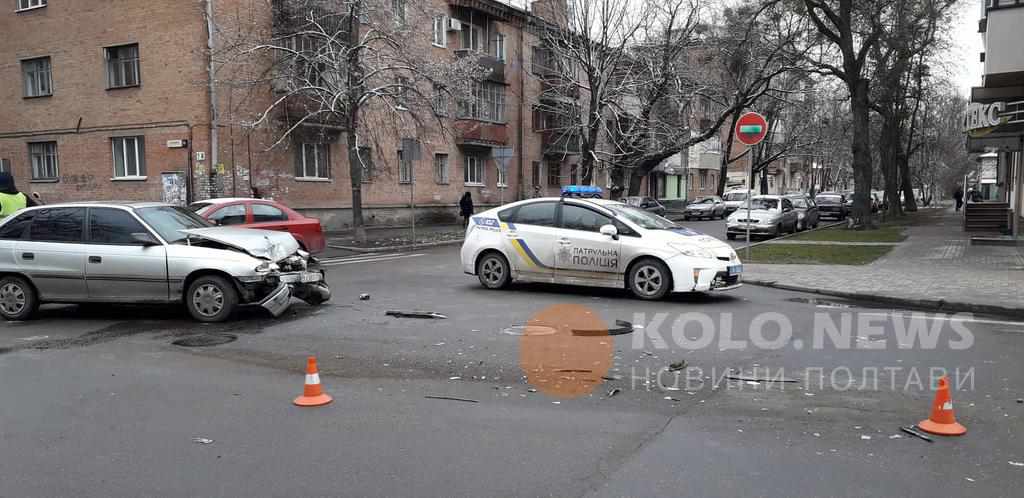 ДТП у Полтаві: зіткнулися легковик та автобус. ФОТО