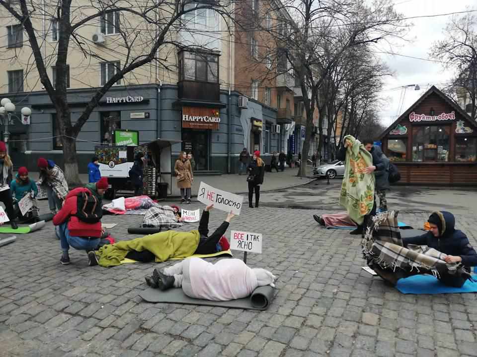 У Полтаві студенти влаштували флешмоб «Не проспи вибори». ВІДЕО