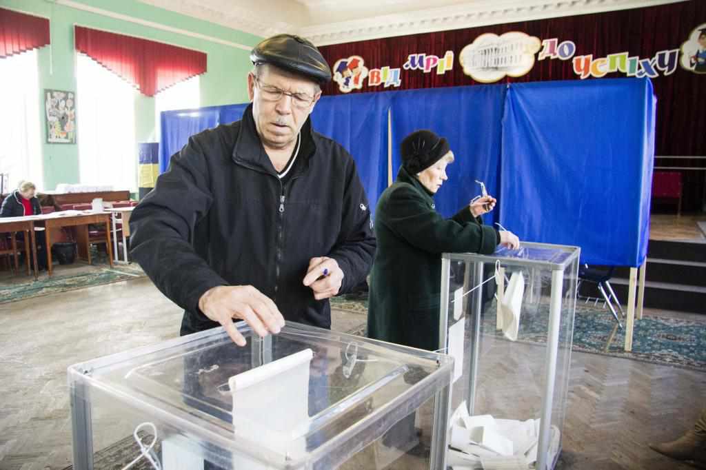 Голосують із надією на краще: за півгодини на дільниці в Полтаві проголосували більше 60 людей. ФОТО