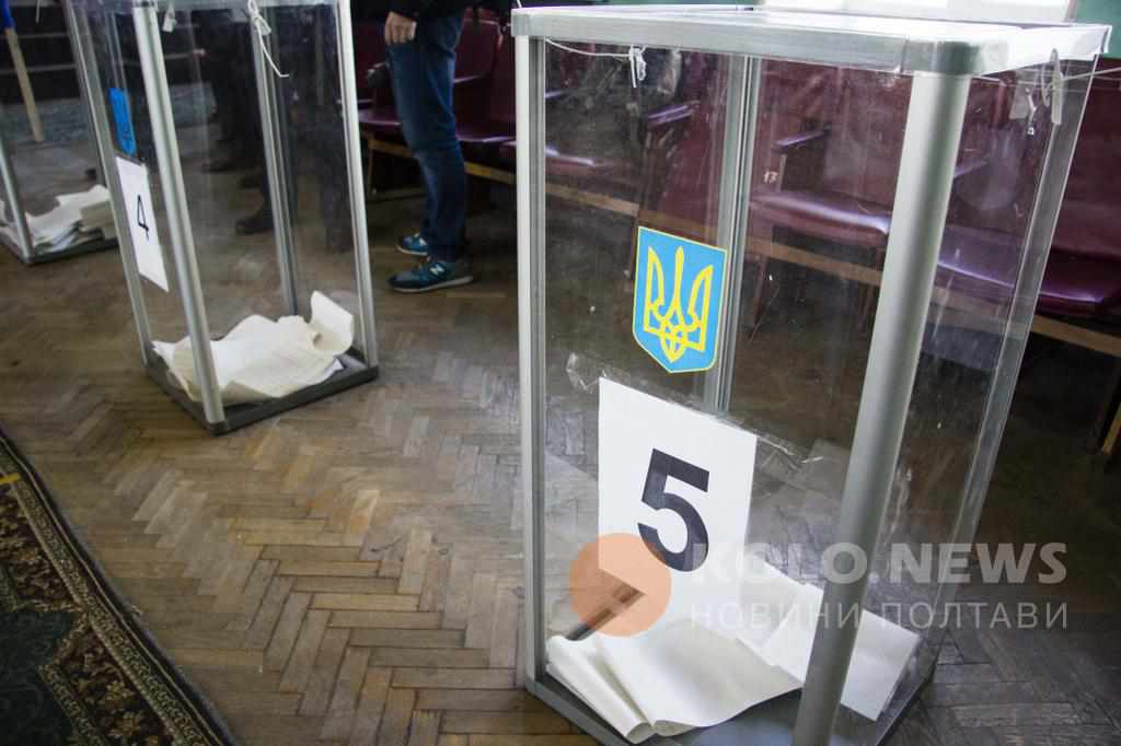 На Полтавщині люди приходять на дільниці без паспортів: двом вдалося проголосувати попри порушення закону