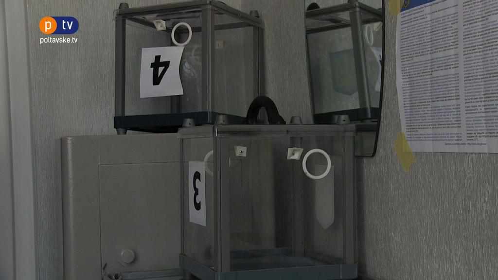 У Полтаві голова дільничної комісії передчасно розпломбував скриньки