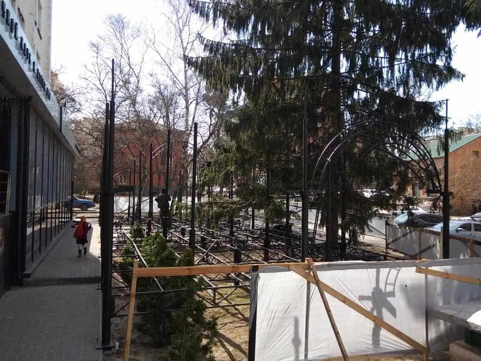 У Полтаві без дозволу почали встановлювати літній майданчик