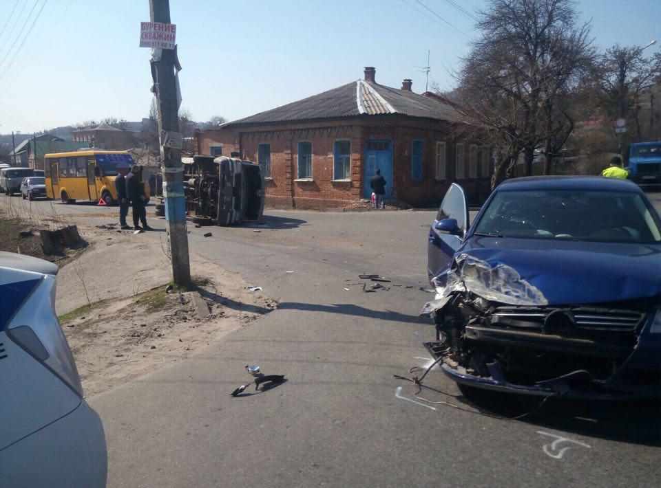 На перехресті Монастирської та Лугової в Полтаві сталась аварія: машина перекинулась. ФОТО