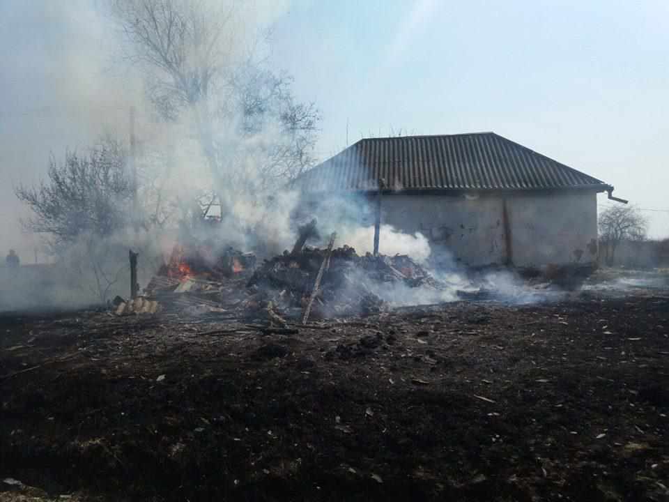 На Полтавщині жінка, спалюючи сміття, спалила сарай та отримала опіки