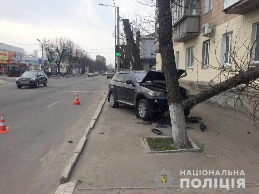 ДТП на Полтавщині: автівка врізалася в дерево