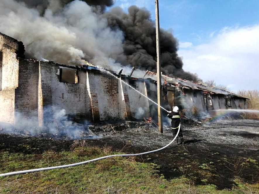 В Чутівському районі на Полтавщині через підпал трави загорівся склад