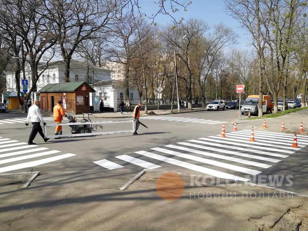 У Полтаві наносять розмітку: де сьогодні варто врахувати водіям та пішоходам. ФОТО