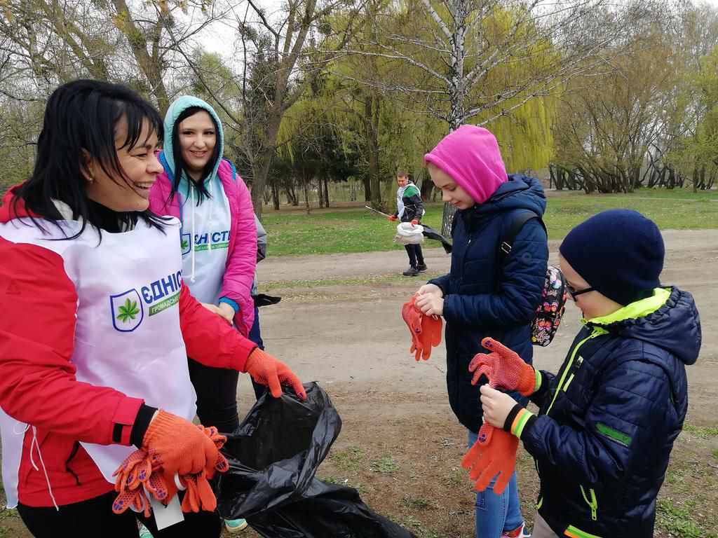 Полтавці прибирають Прирічковий парк. ФОТО. ОНОВЛЕНО