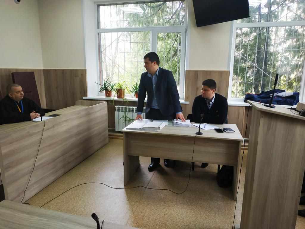 Суд у справі побиття полтавського журналіста перенесли через поїздку свідка до Зеленського