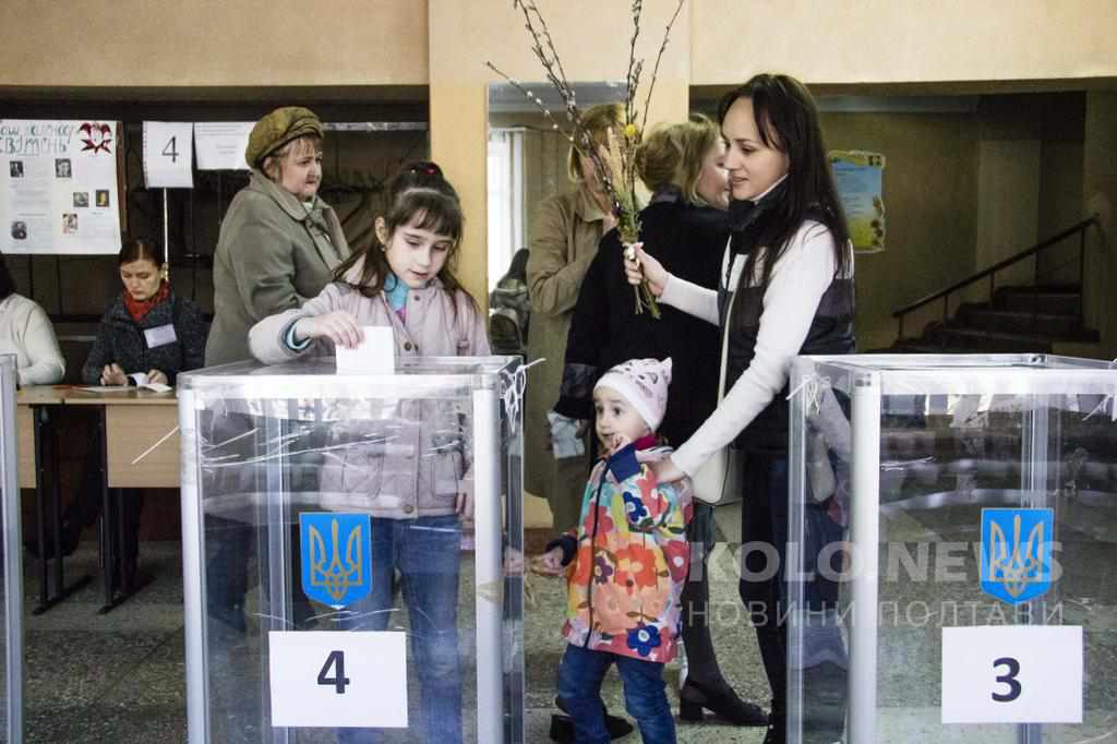 «Ще ніколи не робила важчого вибору»: полтавці голосують на виборах президента – 2019. ФОТО