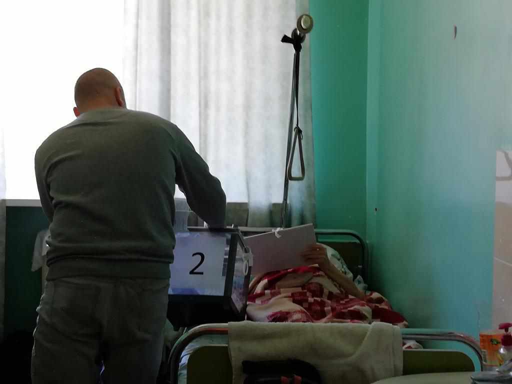 У Полтаві на виборчій дільниці били і вітали. ФОТО
