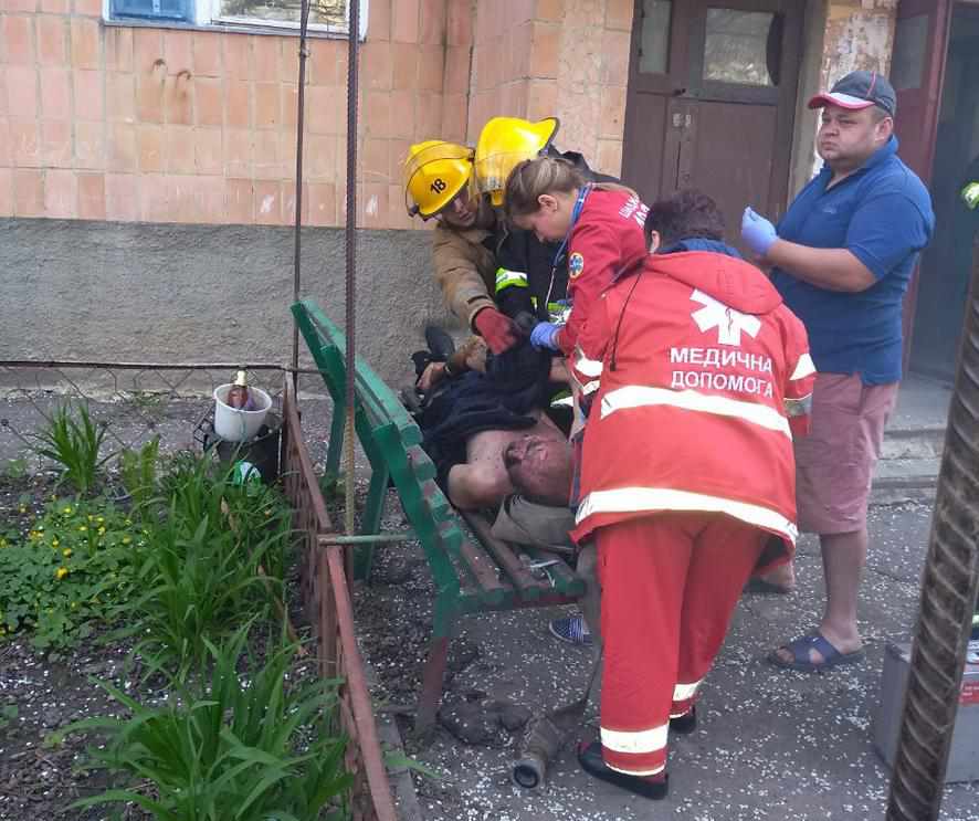 Пожежа на Полтавщині: вогнеборці врятували чоловіка з палаючої квартири