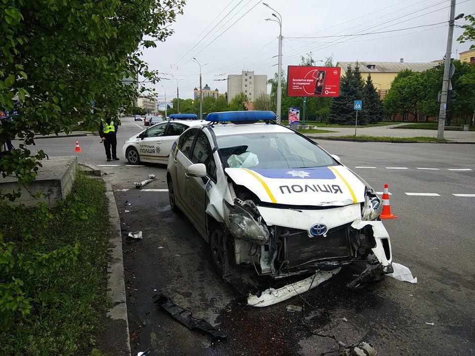 У Полтаві сталася ДТП за участі патрульної Toyota Prius і «Ланоса»: жінку й дитину шпиталізували. ФОТО