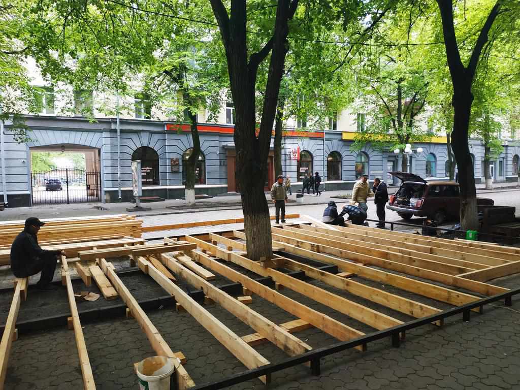У Полтаві на Соборності продовжують встановлювати літні майданчики. ФОТО