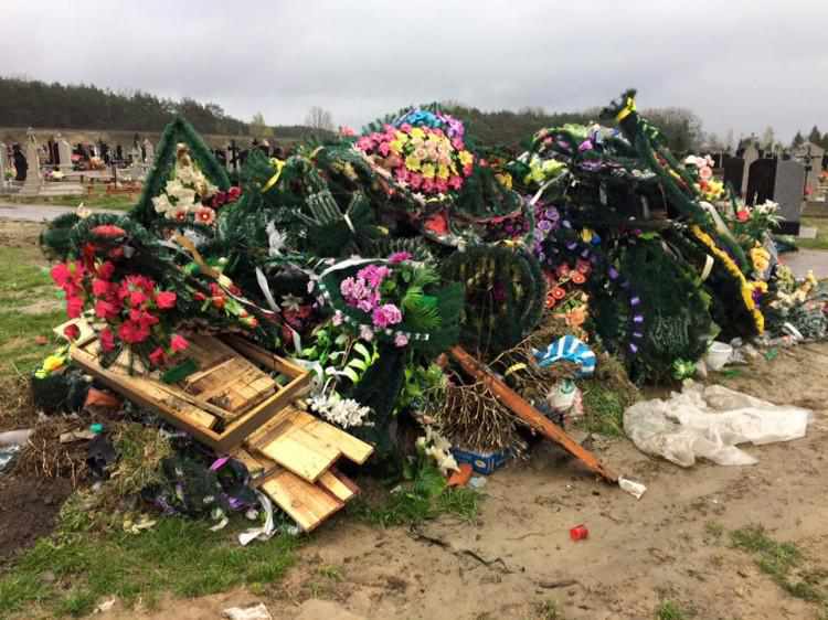 Секретар Полтавської міської ради прокоментував можливість заборони пластикових квітів на цвинтарях 