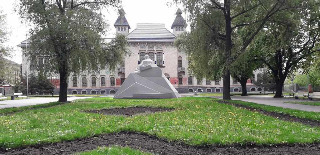 Полтава навесні: без квітів та некошені газони у парках – влада пояснила чому. ФОТО