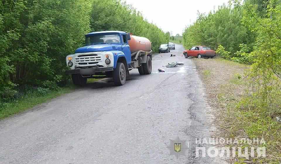 На Полтавщині велосипедист потрапив під колеса авто, об'їжджаючи вантажівку. ФОТО 