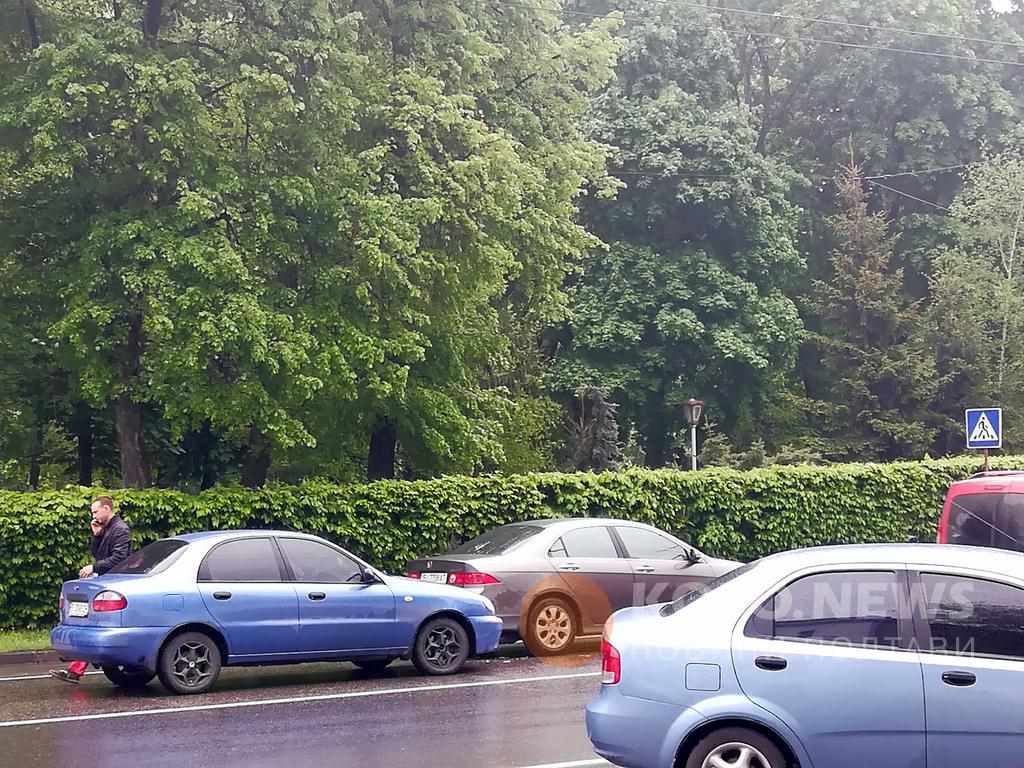 Дощова погода сприяє аваріям: в центрі Полтави не розминулись легковики. ФОТО