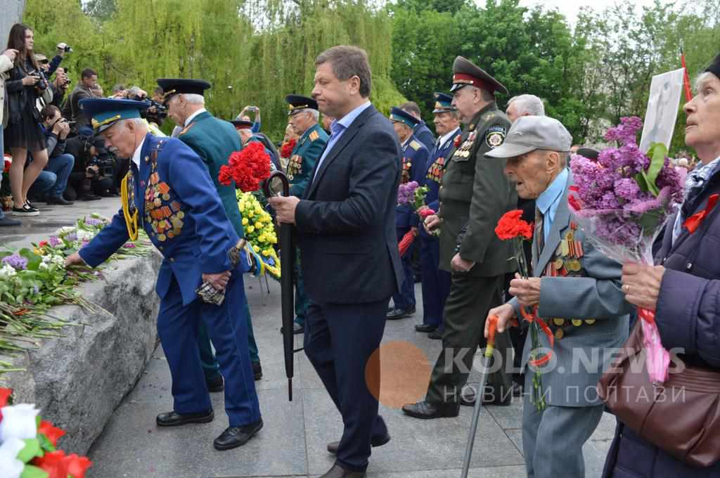 Полтавці вшанували загиблих у Другій світовій війні покладанням квітів. ФОТО. ВІДЕО