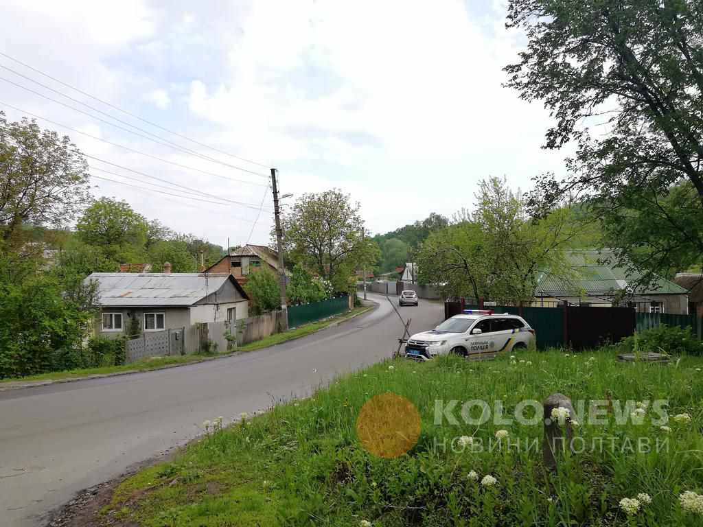 Аварійне перехрестя в Полтаві патрульні мали регулювати, натомість спостерігали з машини. ФОТО