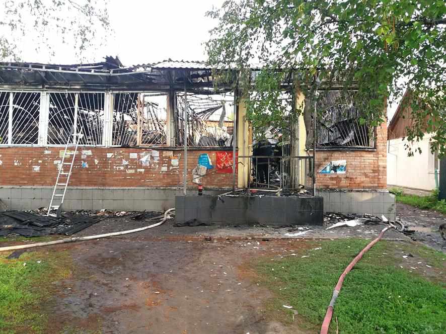 Під Полтавою горів магазин та ледь не загорівся шиномонтаж