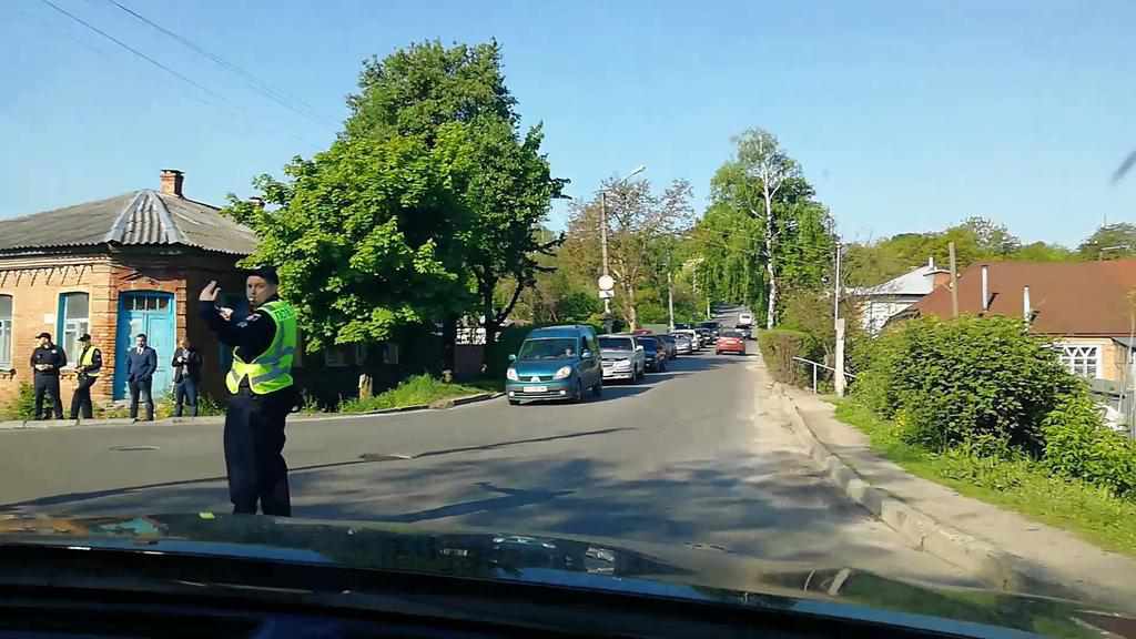 Подіяло: аварійне перехрестя у Полтаві вранці регулюють патрульні. ФОТО