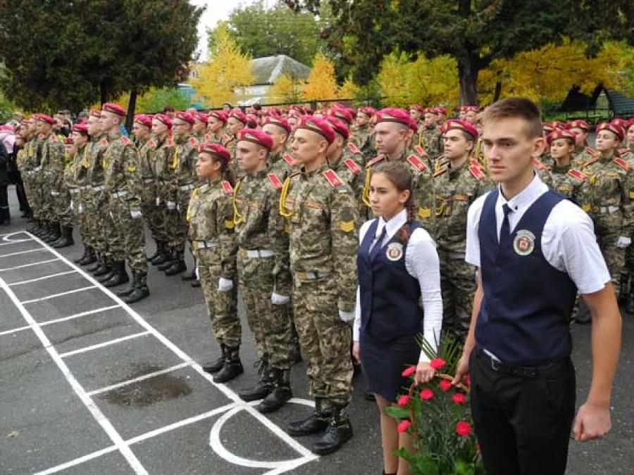 В Україні дівчатам дозволили вступати до військових ліцеїв