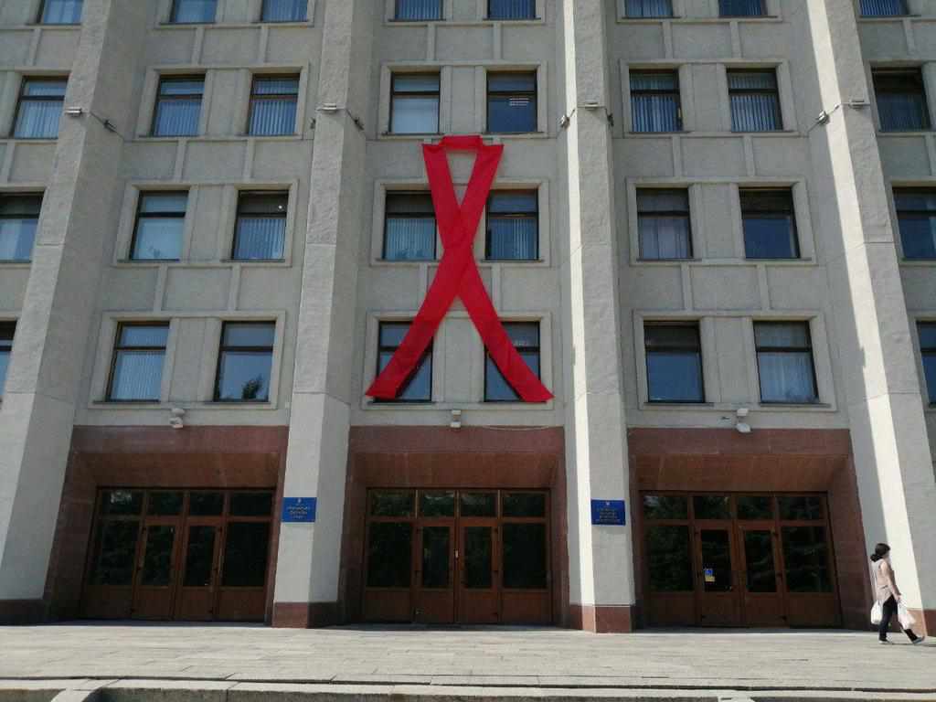 На будівлю Полтавської ОДА повісили 10-метрову червону стрічку. ФОТО