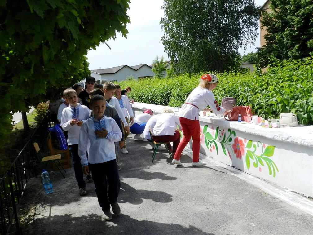 Вуличні танці та орнамент на паркані – у Нових Санжарах відзначили День вишиванки. ФОТО. ВІДЕО