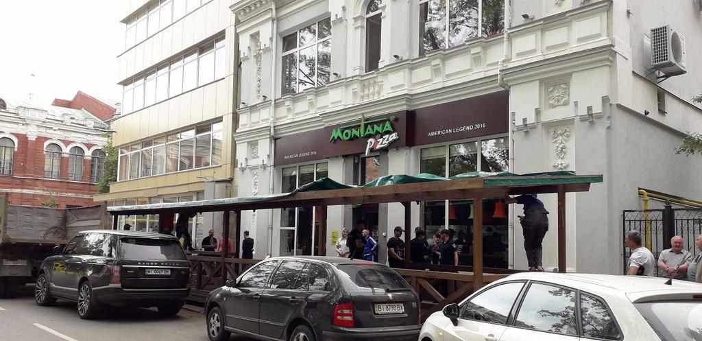 У Полтаві демонтували літній майданчик – не обійшлося без скандалу. ВІДЕО