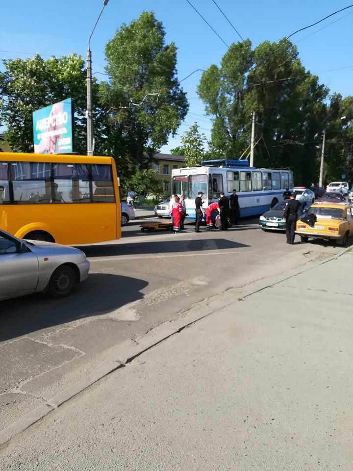 У Полтаві біля Південного вокзалу тролейбус збив пішохода