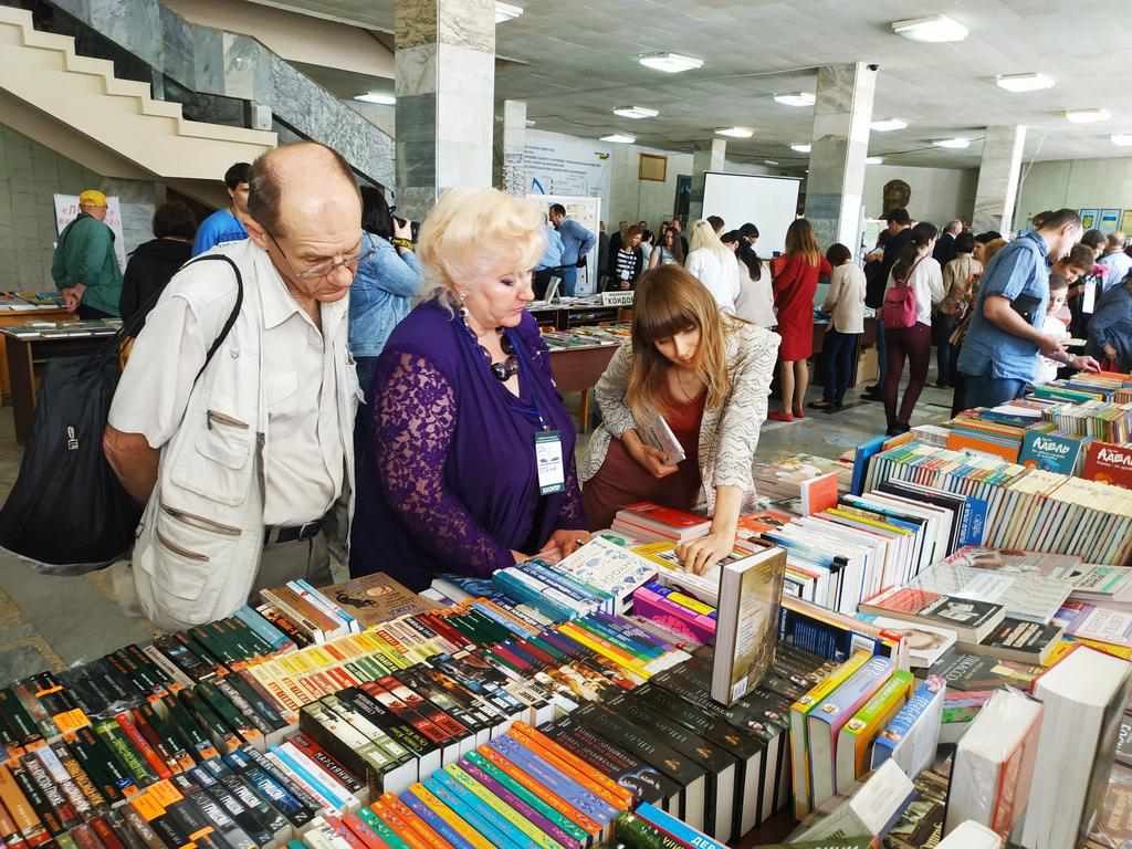 Книжкова виставка у Полтаві, день 1: старовинна «Енеїда» під охороною та гості з Білорусі. ФОТО, ВІДЕО
