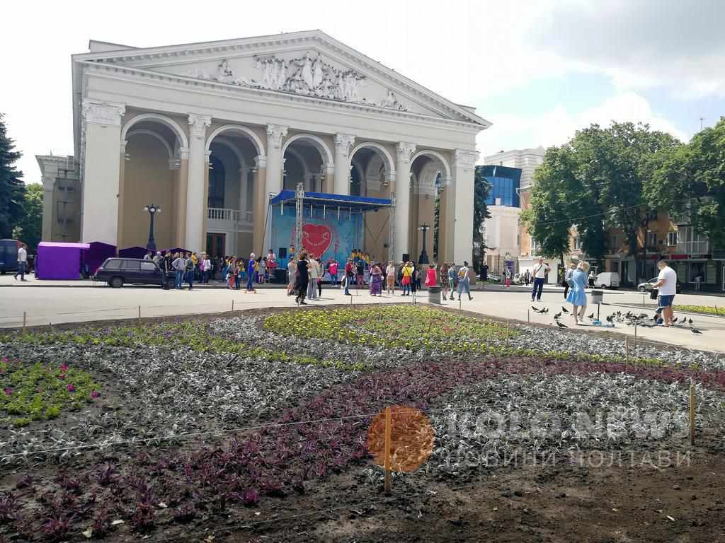 Перед театром нарешті посадили квіти. ФОТО