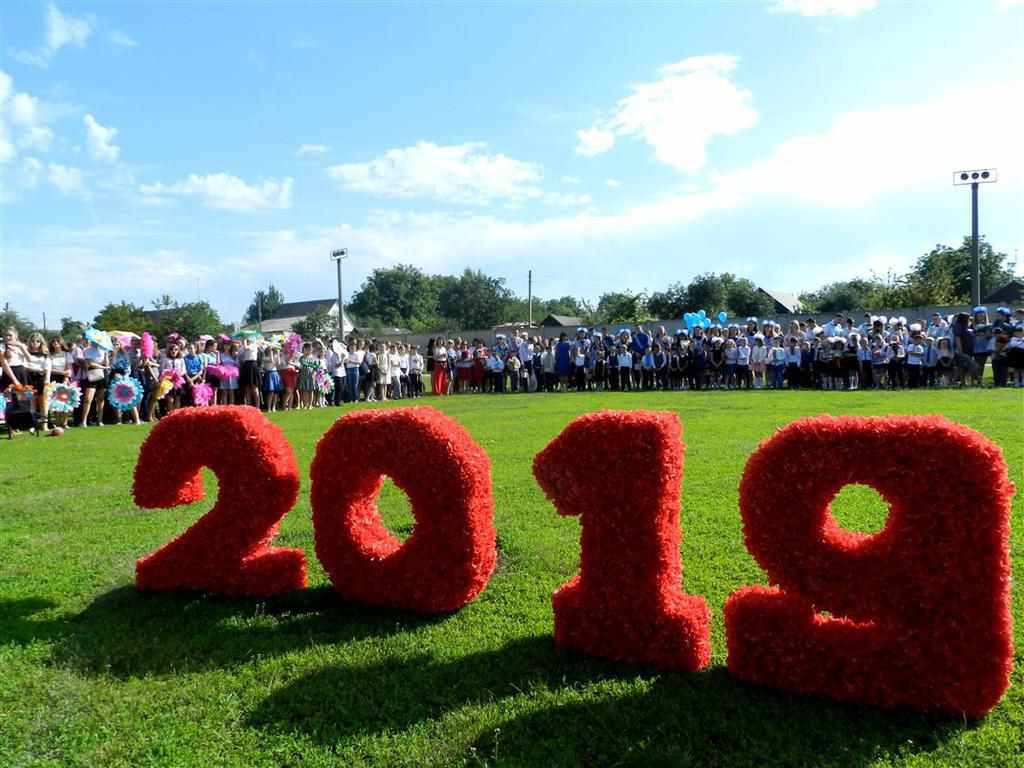 На Останньому дзвонику в Нових Санжарах провели флешмоб. ФОТО. ВІДЕО