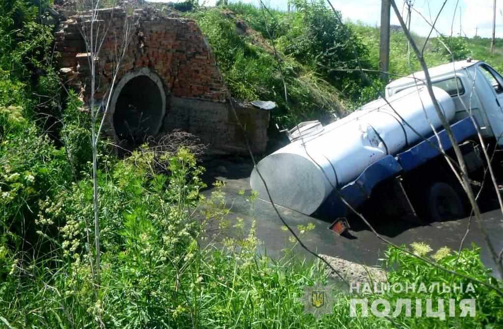 На Полтавщині авто з цистерною злетіло в канаву через вибоїну на дорозі. ФОТО