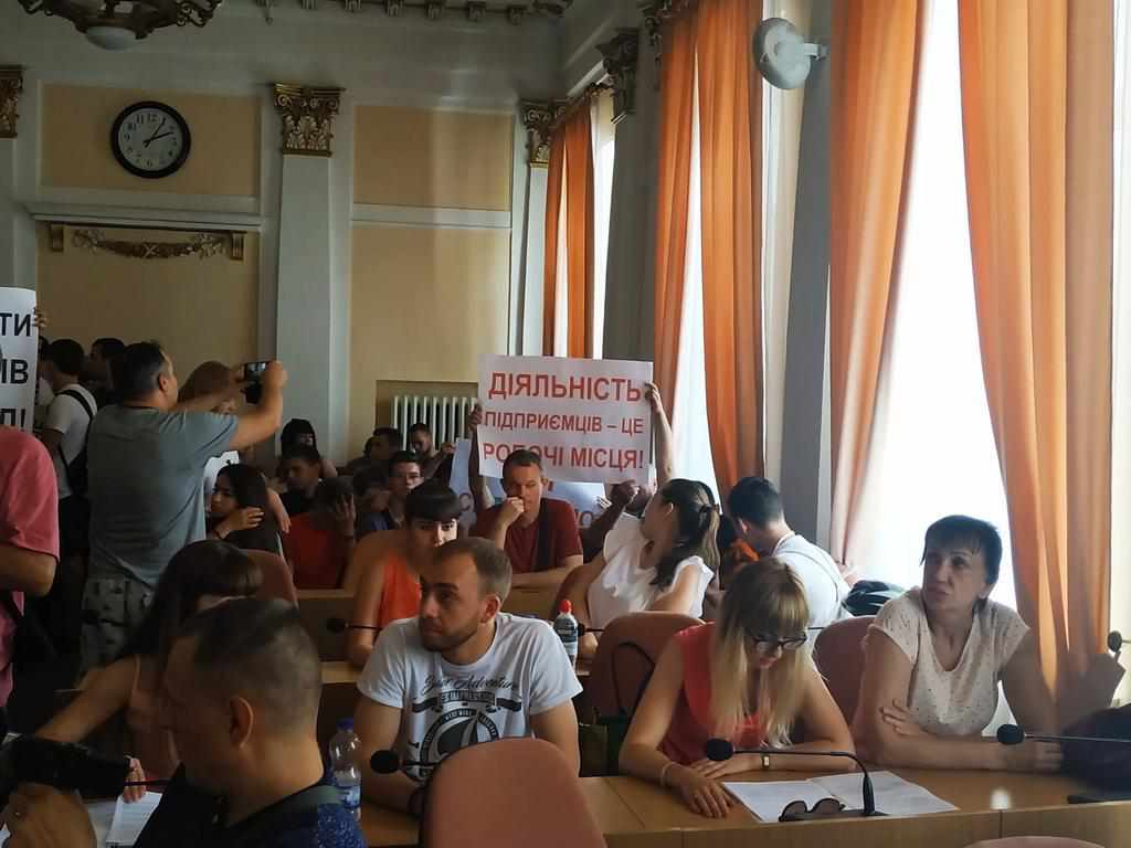 У Полтавській міськраді зібралися прихильники і противники продажу алкоголю у нічний час. ФОТО, ВІДЕО