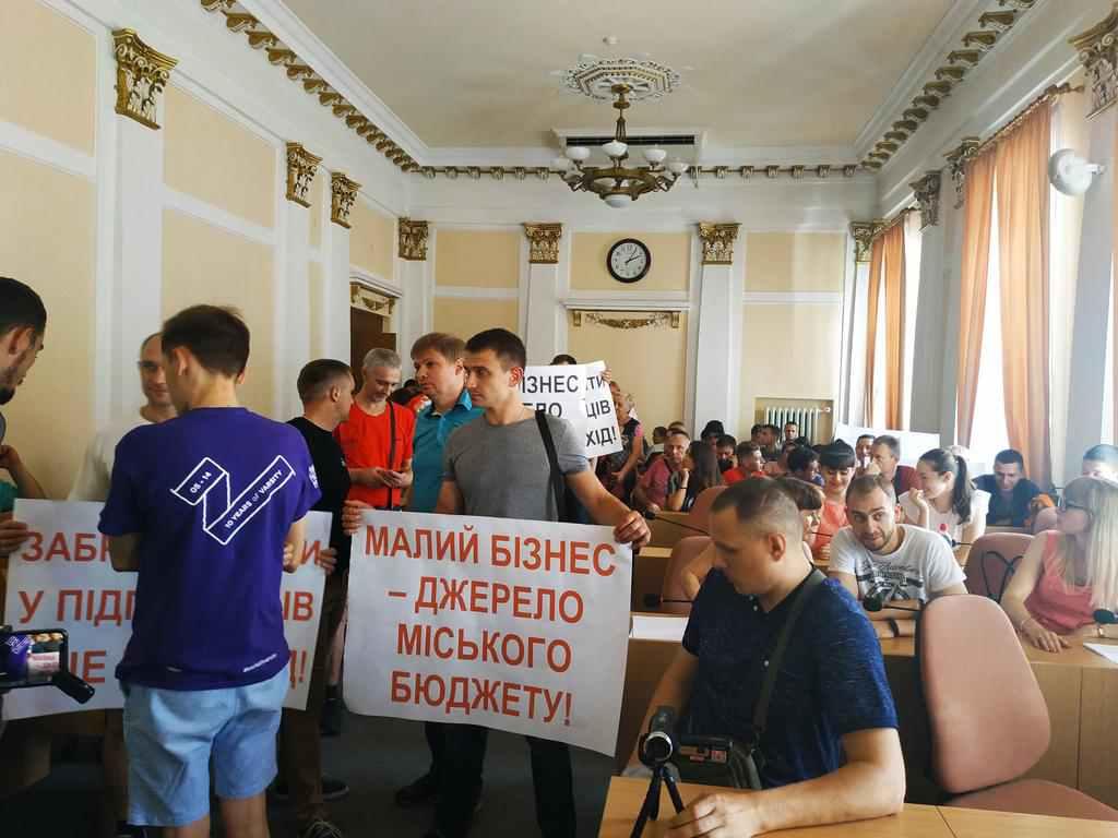 Заборона на торгівлю алкоголем уночі: полтавці зі скандалом обговорювали за і проти. ВІДЕО