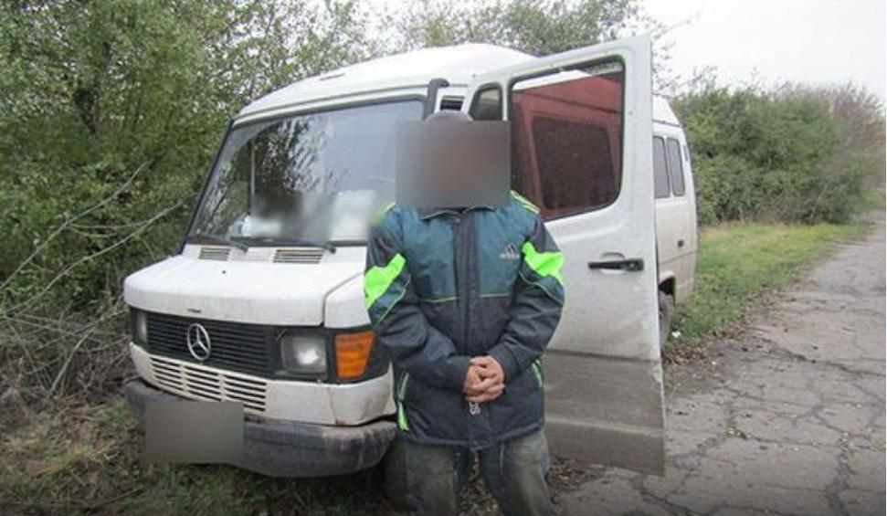 На Полтавщині чоловік на Mercedes обкрадав могили 