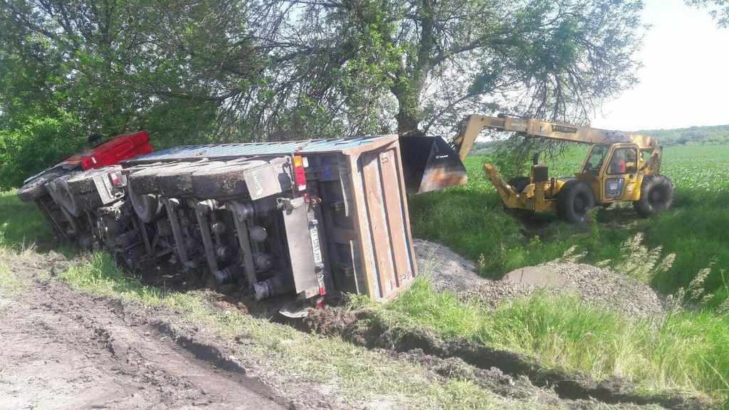 На Полтавщині вантажівка злетіла з дороги